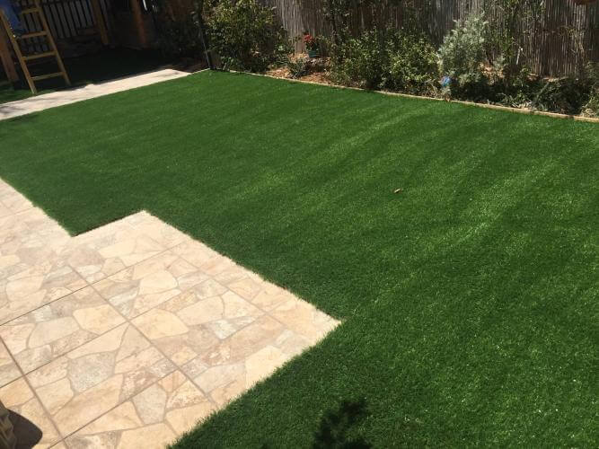 דשא סינטטי בחצר